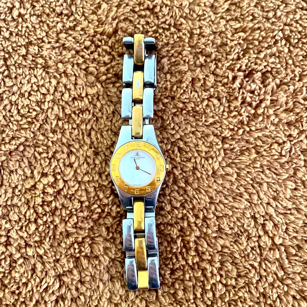 Baume & Mercier Geneve Línea 5161 Quartz. Mother of pearl dial. Gold and steel.